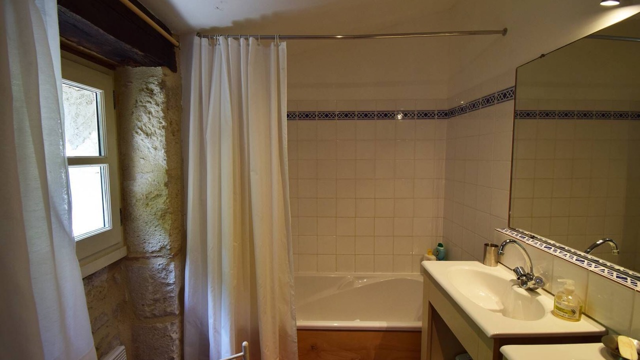 Photo of Bathroom in Laroque-Timbaut