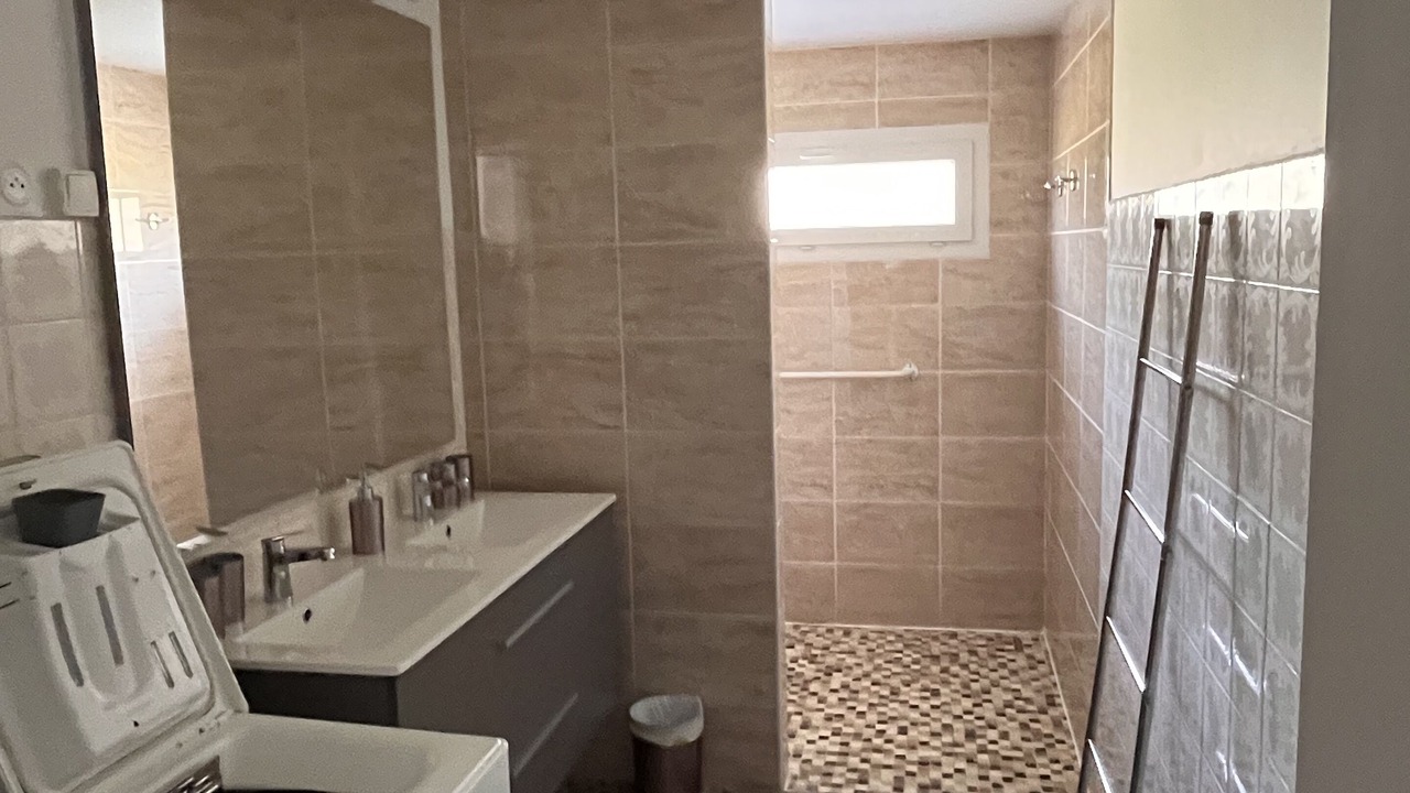 Photo of Bathroom in Cadillac-en-Fronsadais