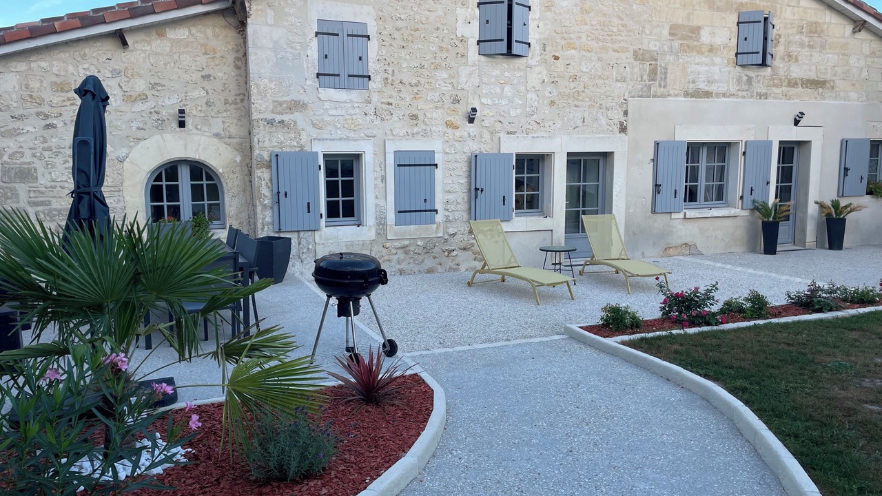 Photo of Patio Balcony in Saint-Meme-les-Carrieres