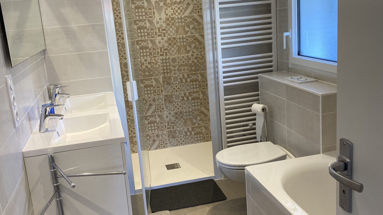 Photo of Bathroom in Messanges