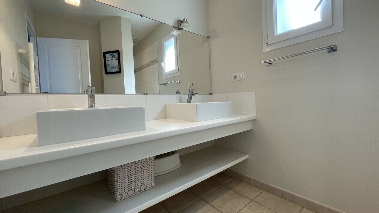 Photo of Bathroom in Domino