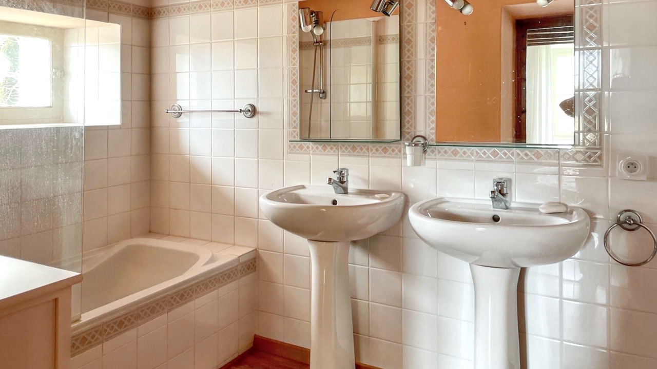 Photo of Bathroom in Saint-Palais-du-Ne