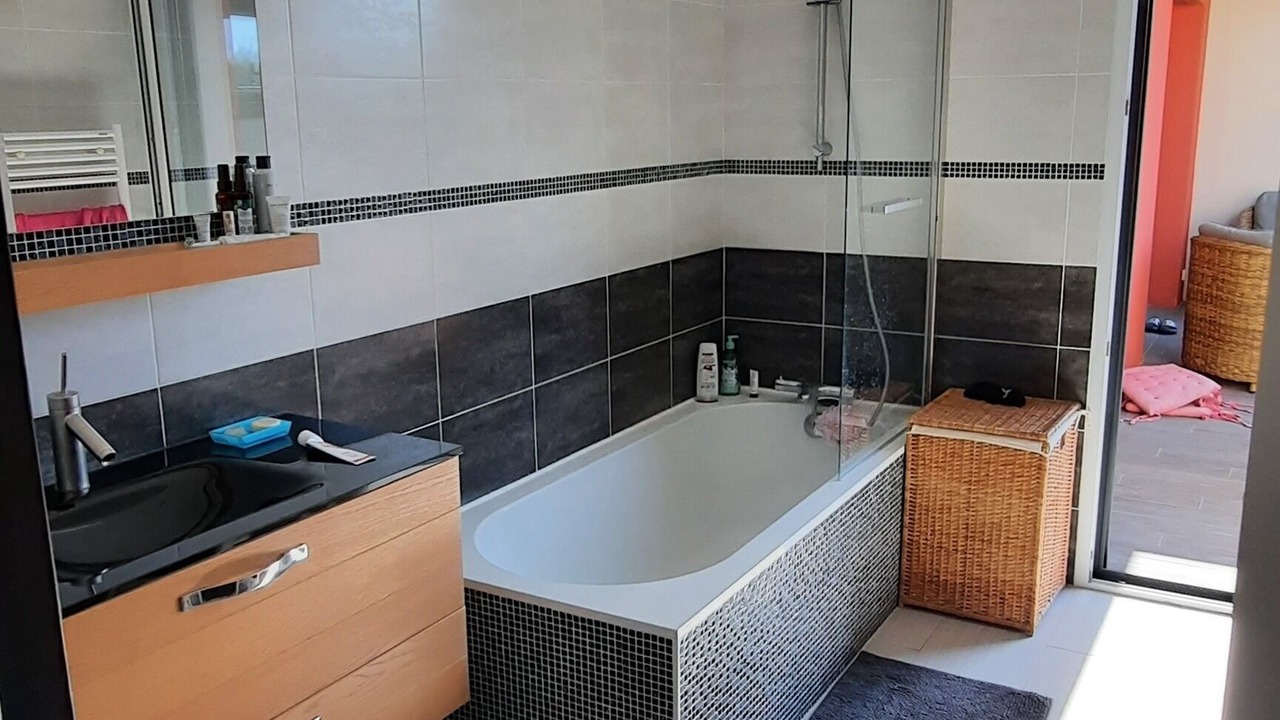 Photo of Bathroom in Saint-Liguaire