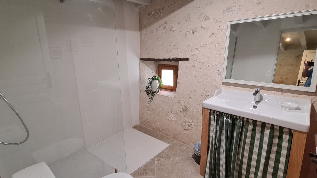 Photo of Bathroom in Les Leves-et-Thoumeyragues
