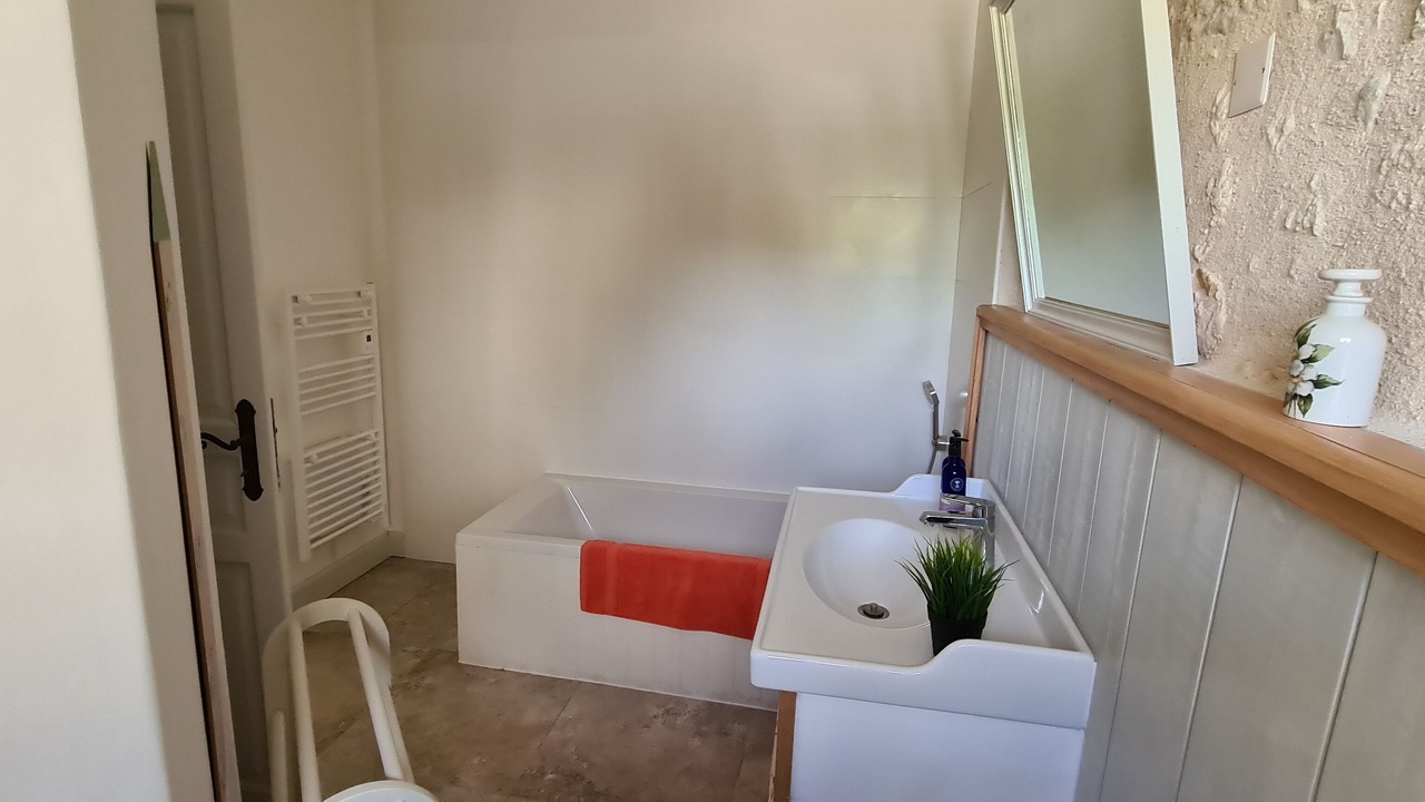 Photo of Bathroom in Les Leves-et-Thoumeyragues