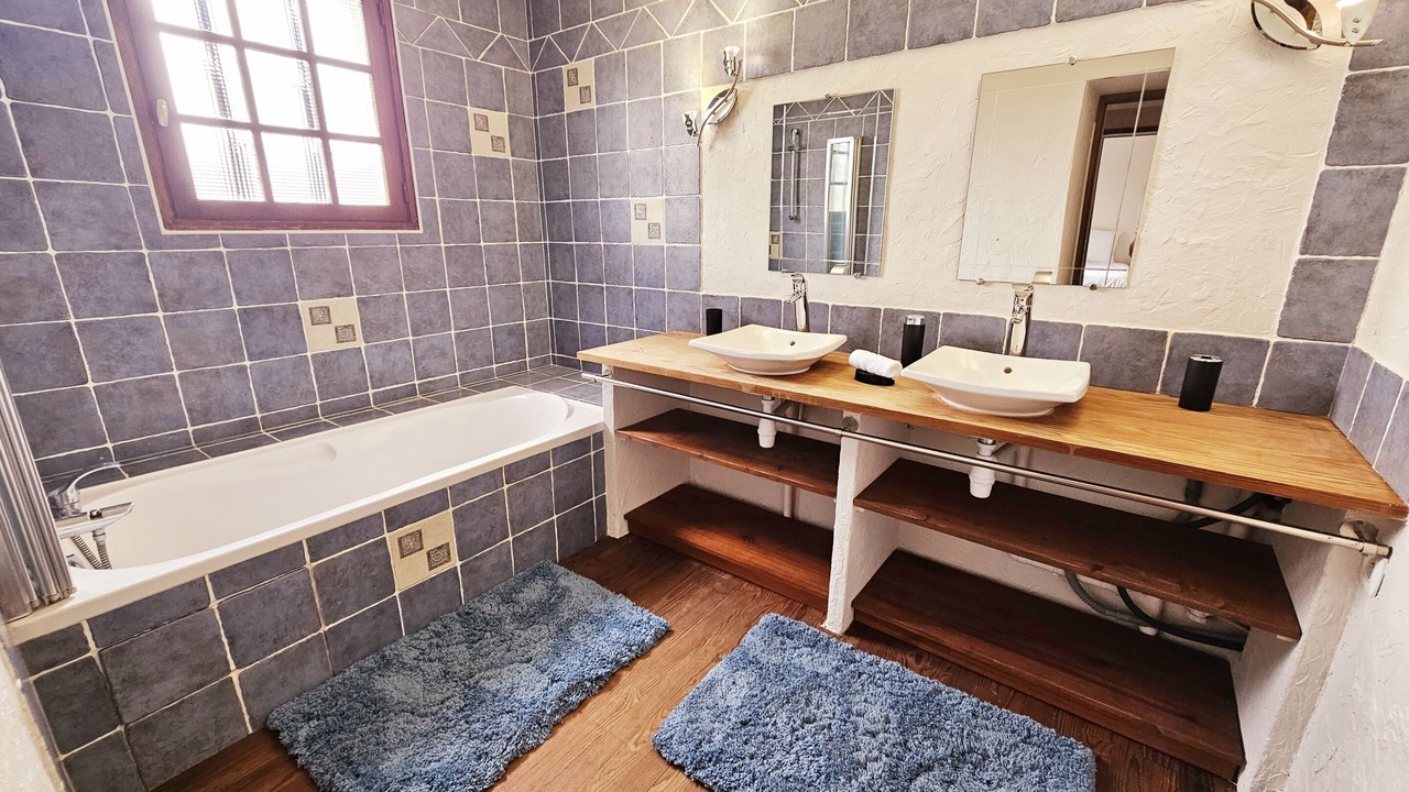 Photo of Bathroom in Marthon