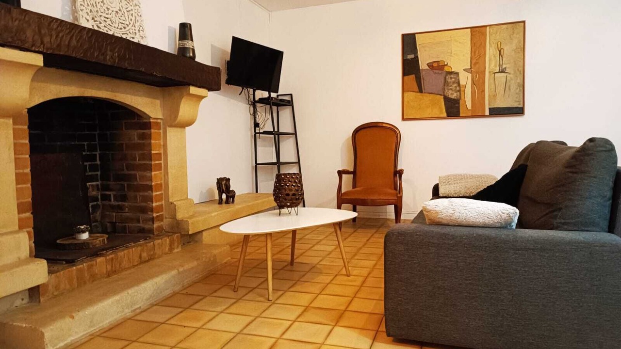 Photo of Livingroom in Petit-Palais-et-Cornemps