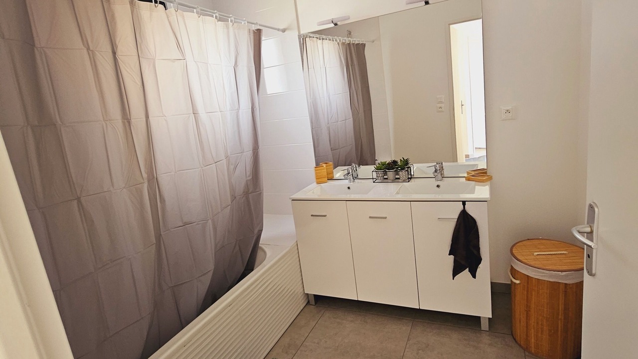 Photo of Bathroom in La Lande-de-Fronsac