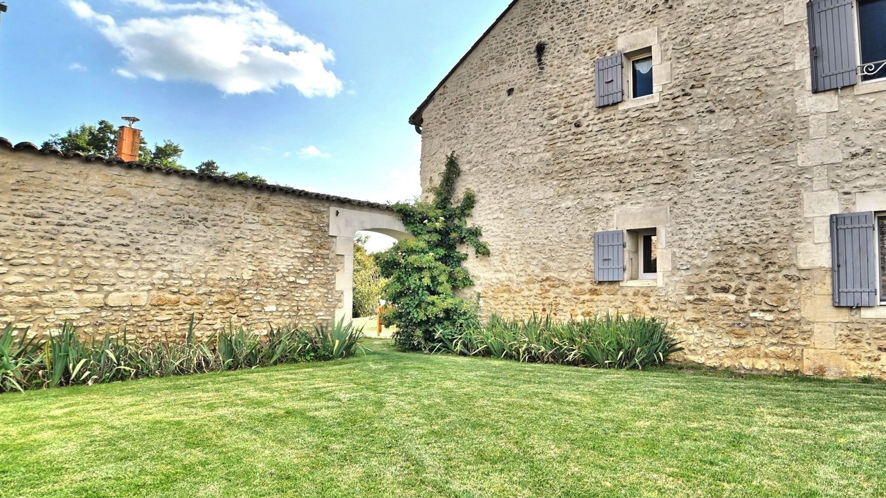 Photo of Outdoor in Cravans