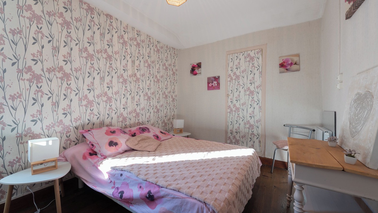 Photo of Bedroom in Escot