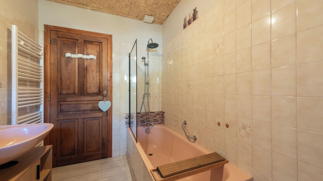Photo of Bathroom in Escot