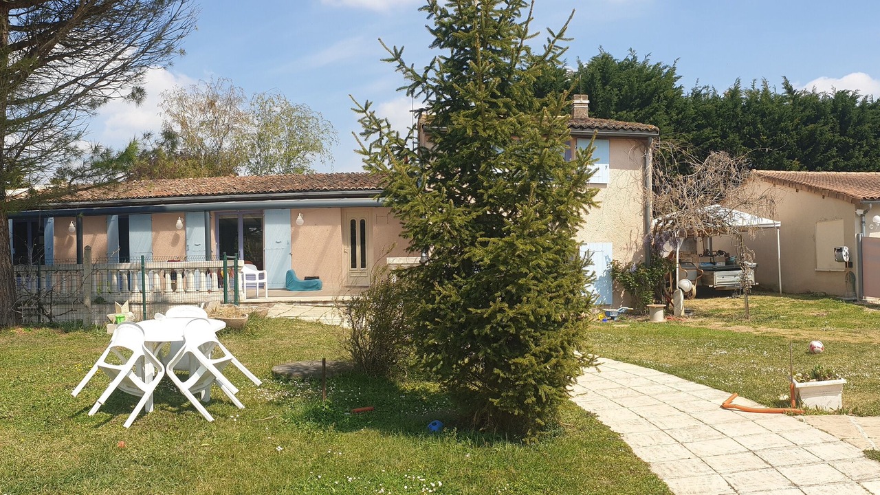 Photo of Patio Balcony in Vouneuil-sous-Biard