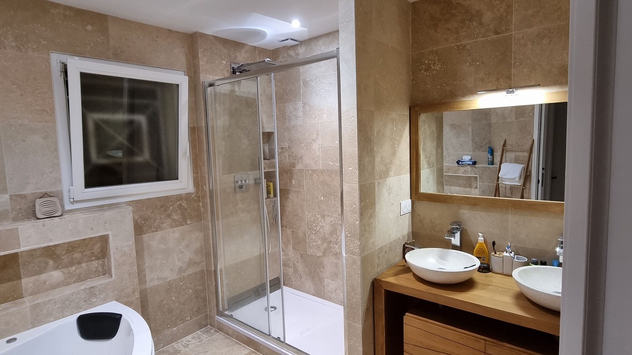 Photo of Bathroom in Saint-Denis-de-Pile