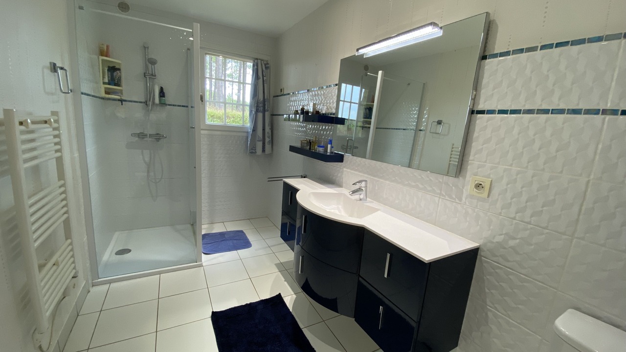 Photo of Bathroom in Linxe