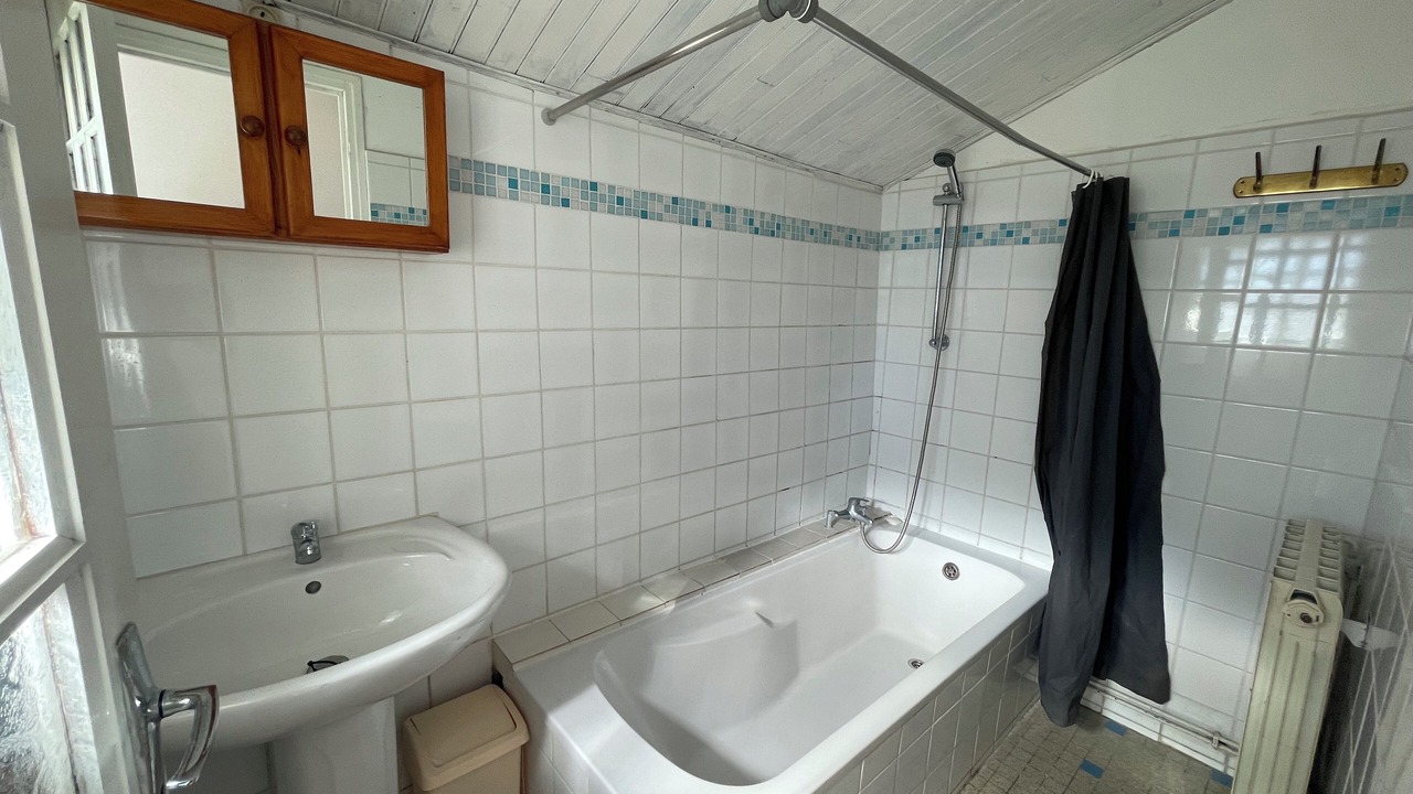Photo of Bathroom in Duil-sur-le-Mignon