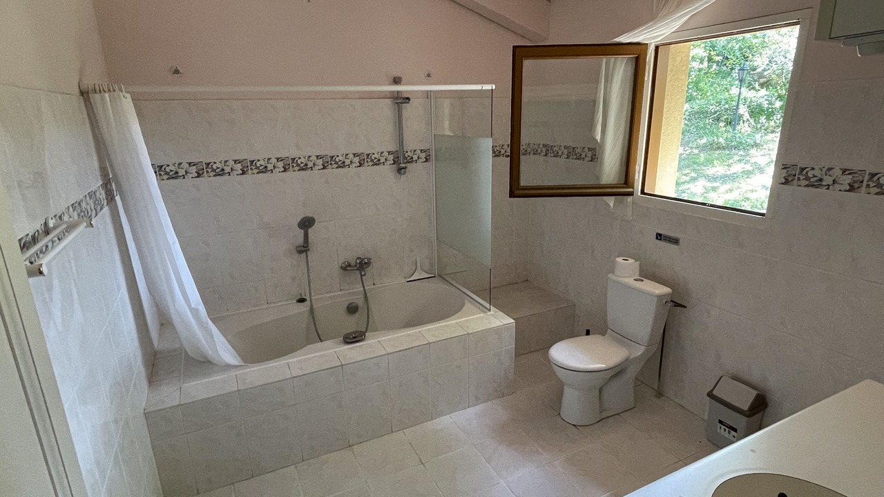 Photo of Bathroom in Saint-Cybranet