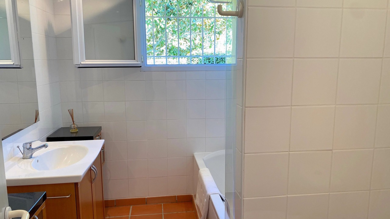 Photo of Bathroom in Messanges