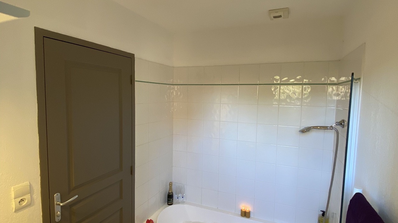 Photo of Bathroom in Messanges