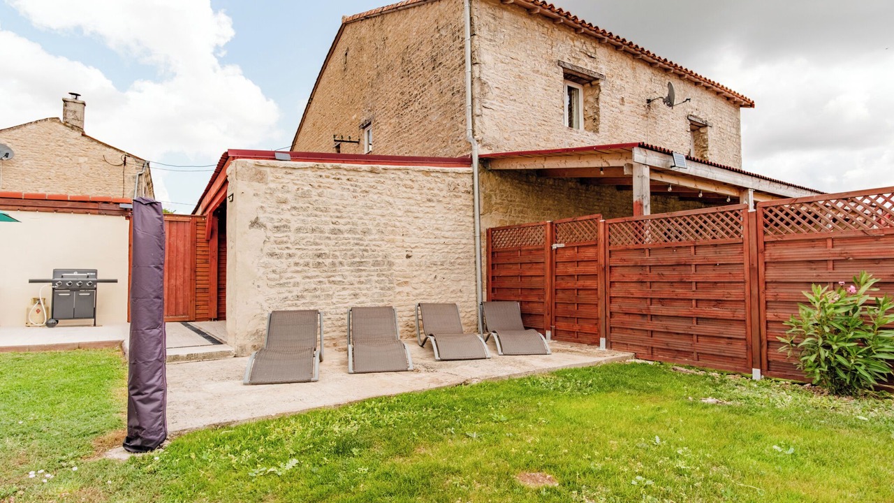 Photo of Patio Balcony in Villeneuve-la-Comtesse