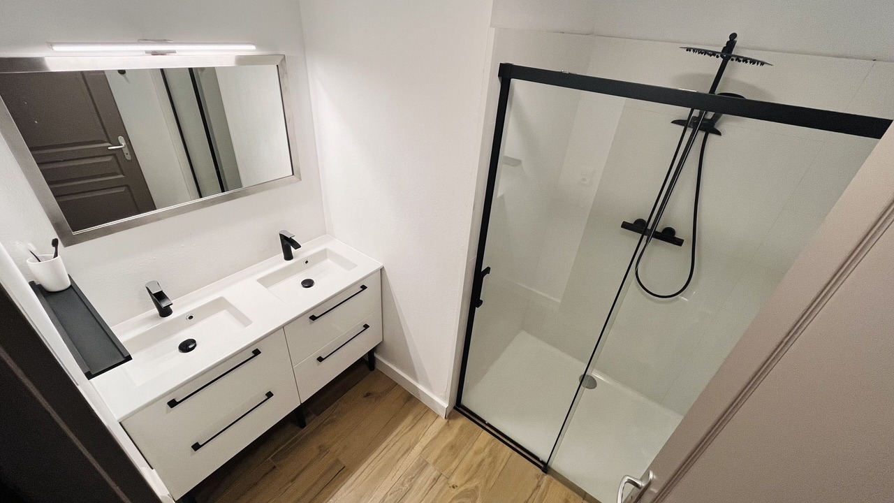 Photo of Bathroom in Messanges
