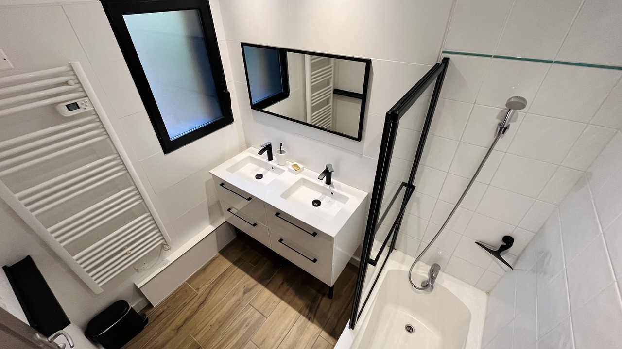 Photo of Bathroom in Messanges