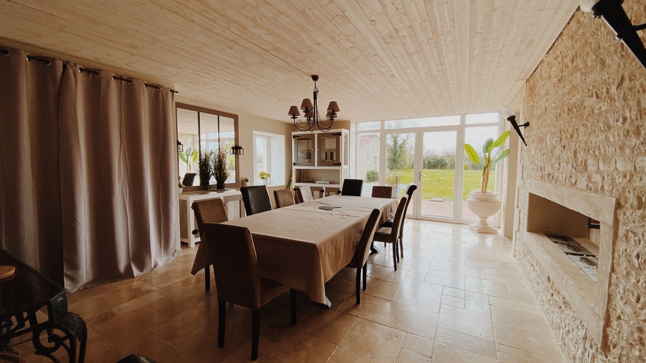 Photo of Livingroom in Prisse-la-Charriere