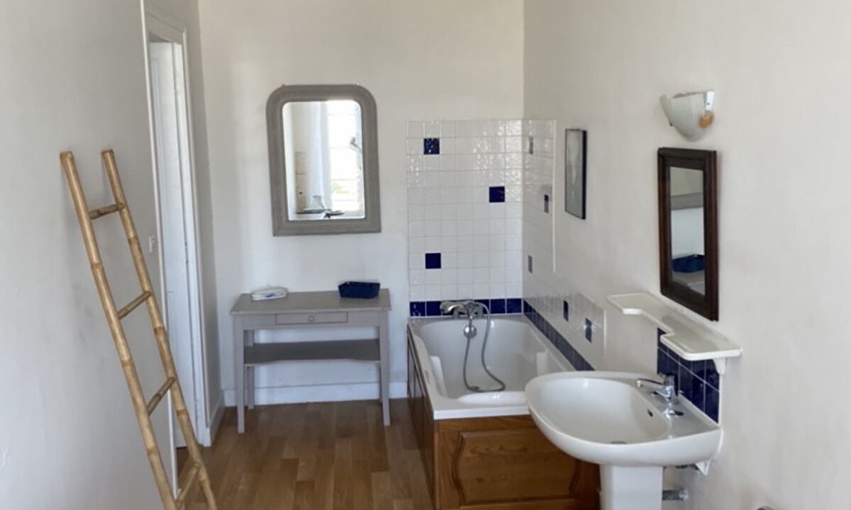 Photo of Bathroom in Mortagne-sur-Gironde