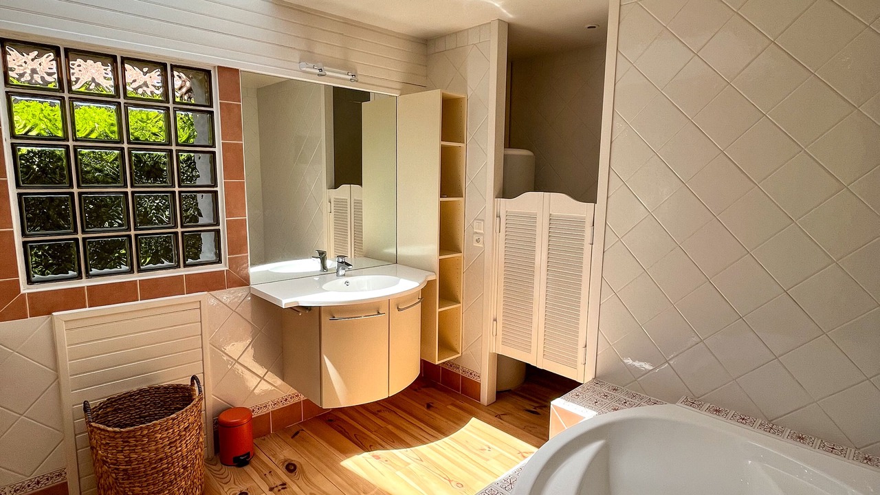 Photo of Bathroom in Messanges