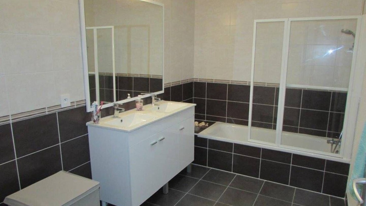 Photo of Bathroom in Messanges