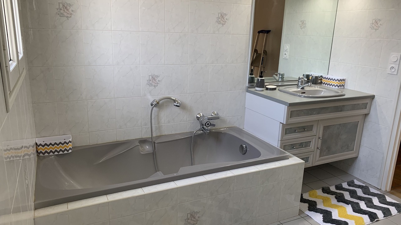Photo of Bathroom in Domino