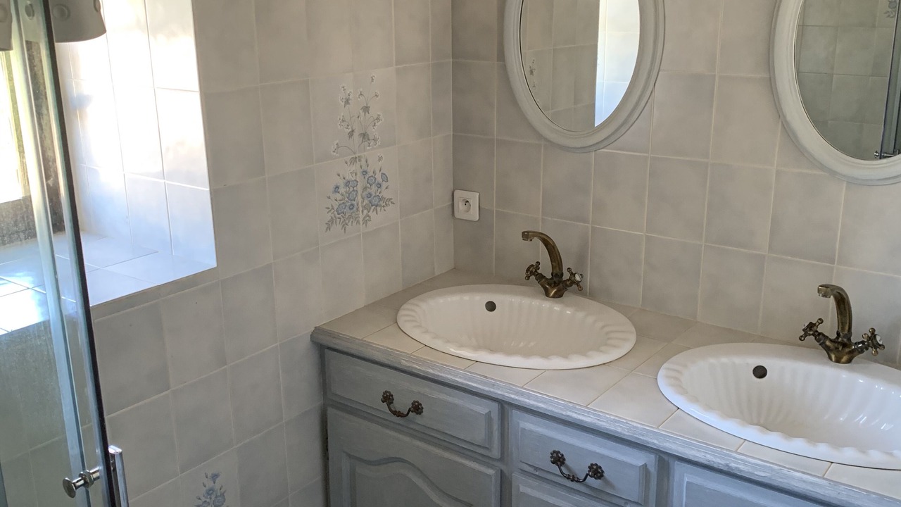Photo of Bathroom in Sainte-Alvere-Saint-Laurent-les-Batons