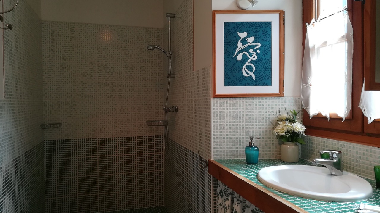 Photo of Bathroom in Saint-Pierre-de-Cole