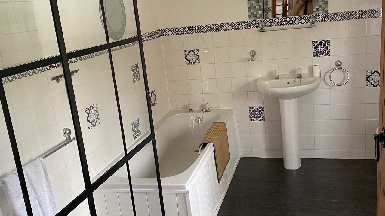 Photo of Bathroom in Suris