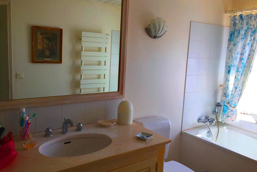 Photo of Bathroom in La Couarde-sur-Mer