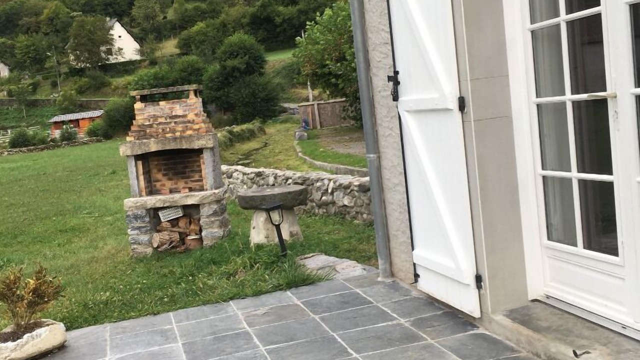 Photo of Outdoor in Lees-Athas