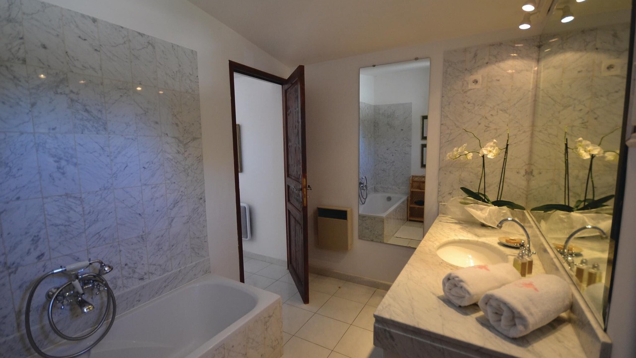 Photo of Bathroom in Joucas