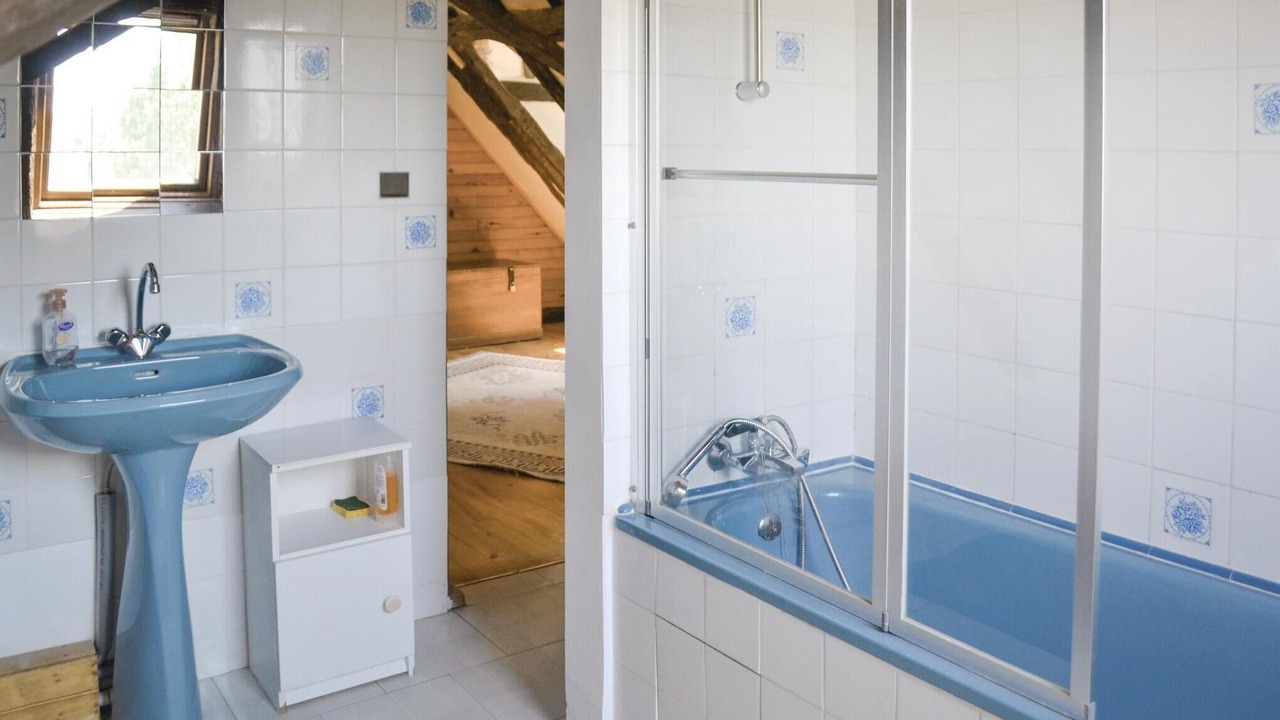 Photo of Bathroom in Eglise-Neuve-d'Issac