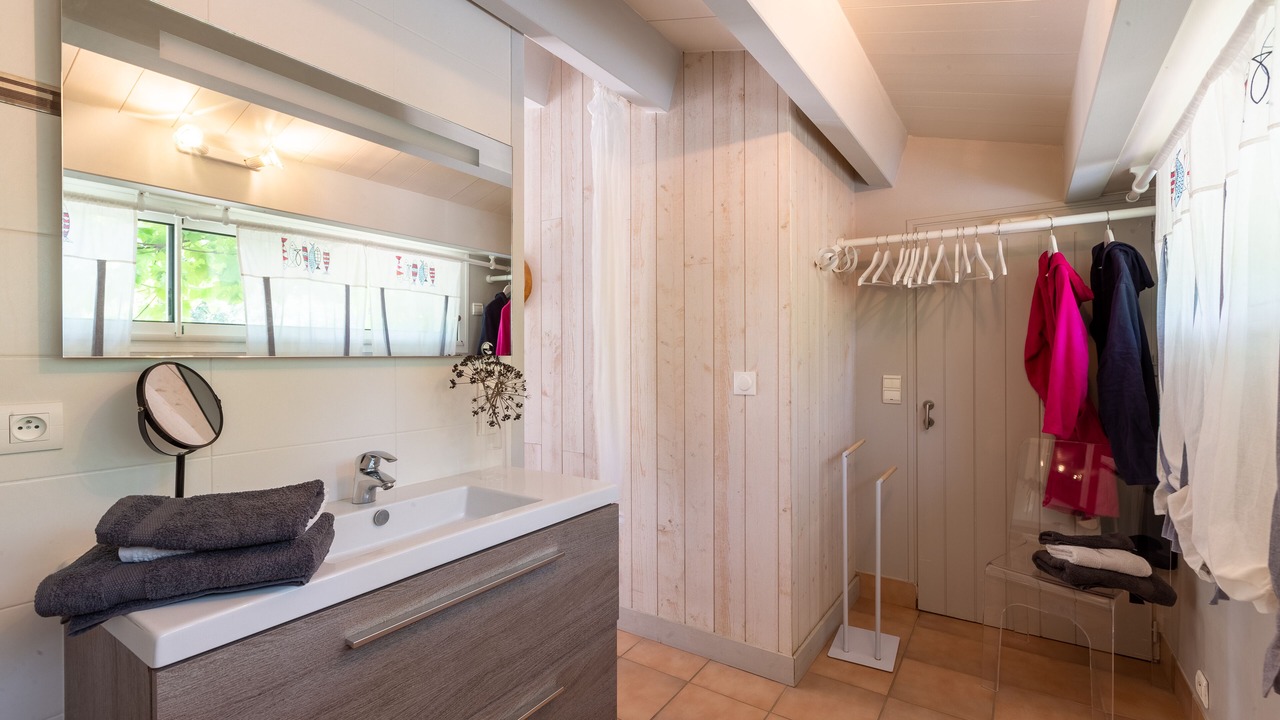 Photo of Bathroom in La Couarde-sur-Mer