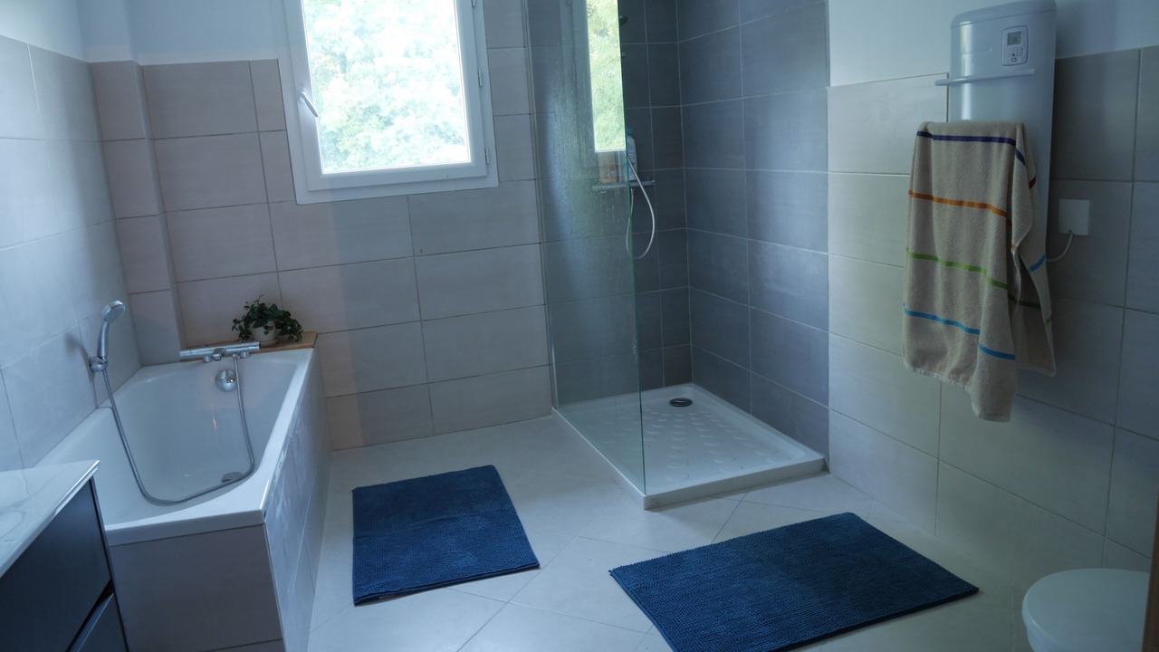 Photo of Bathroom in Courcoury