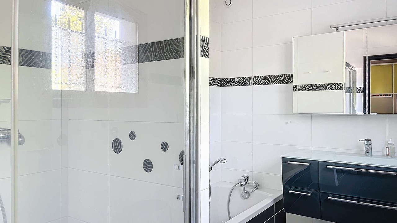 Photo of Bathroom in Messanges