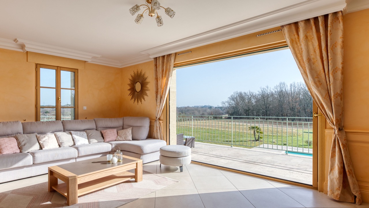 Photo of Livingroom in Petit-Palais-et-Cornemps