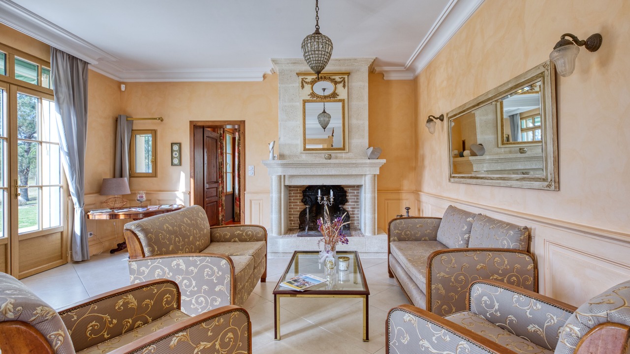 Photo of Livingroom in Petit-Palais-et-Cornemps