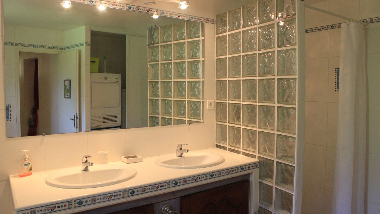 Photo of Bathroom in Lignan-de-Bordeaux