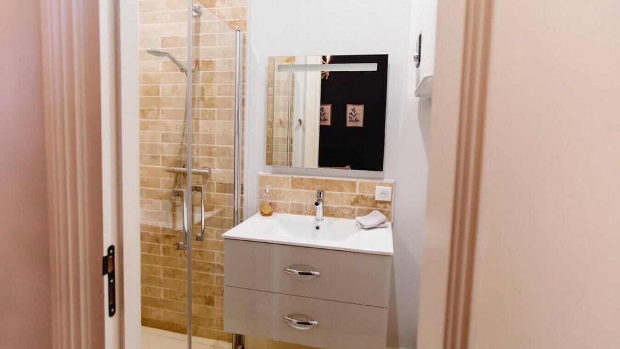 Photo of Bedroom in Bordeaux City Centre