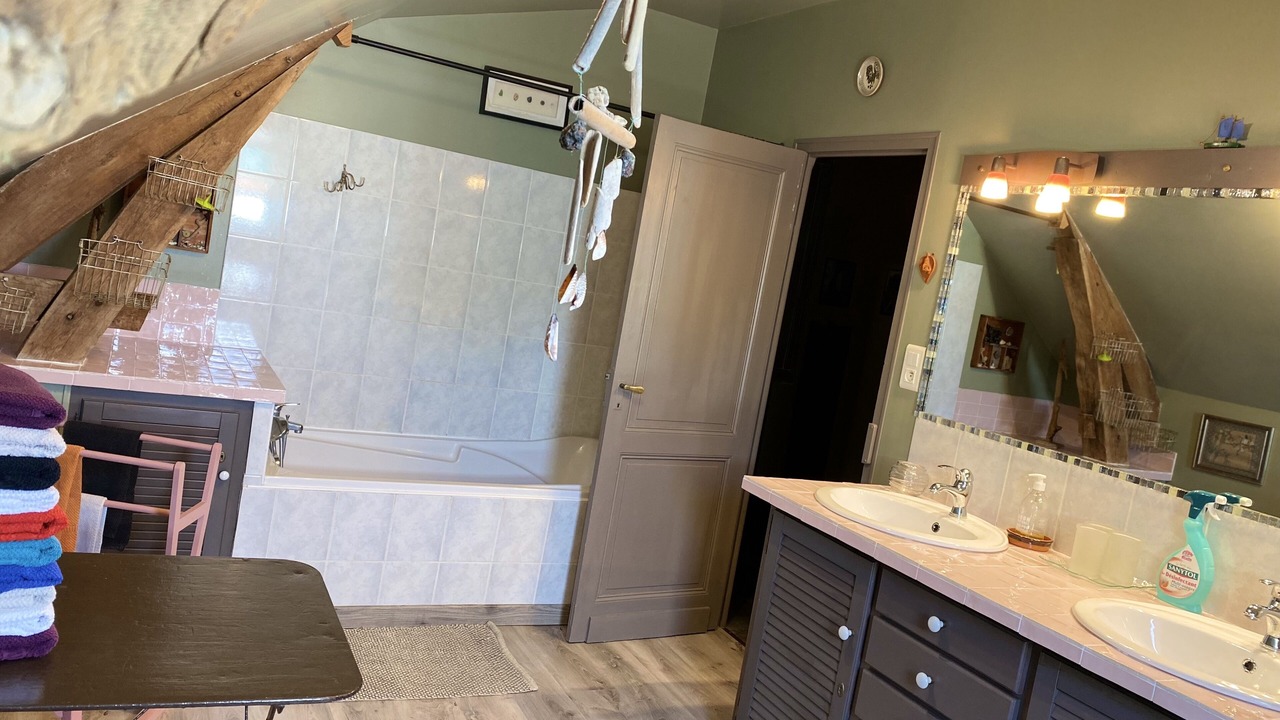 Photo of Bathroom in Cours-de-Pile