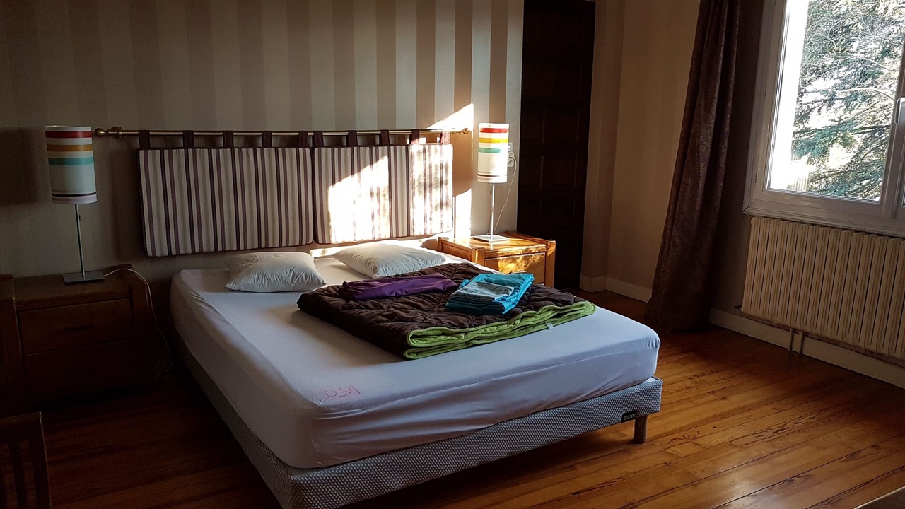 Photo of Bedroom in Lee