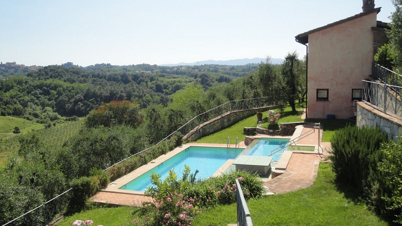 Photo of Outdoor in Lari