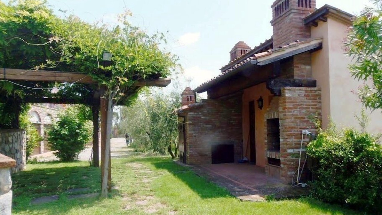 Photo of Outdoor in Lari