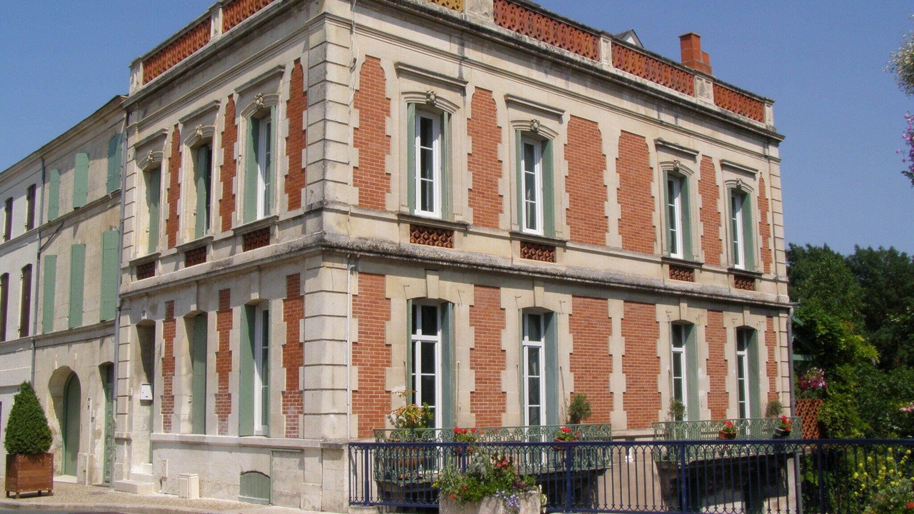 Photo of Others in Pons