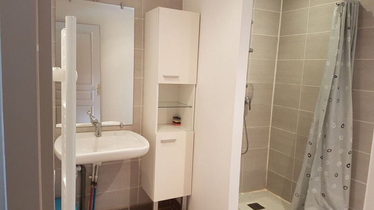 Photo of Bathroom in Cours-de-Pile
